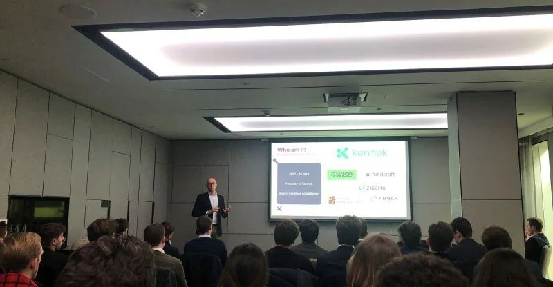 Xavier De Pauw speaking at Vlerick Business School